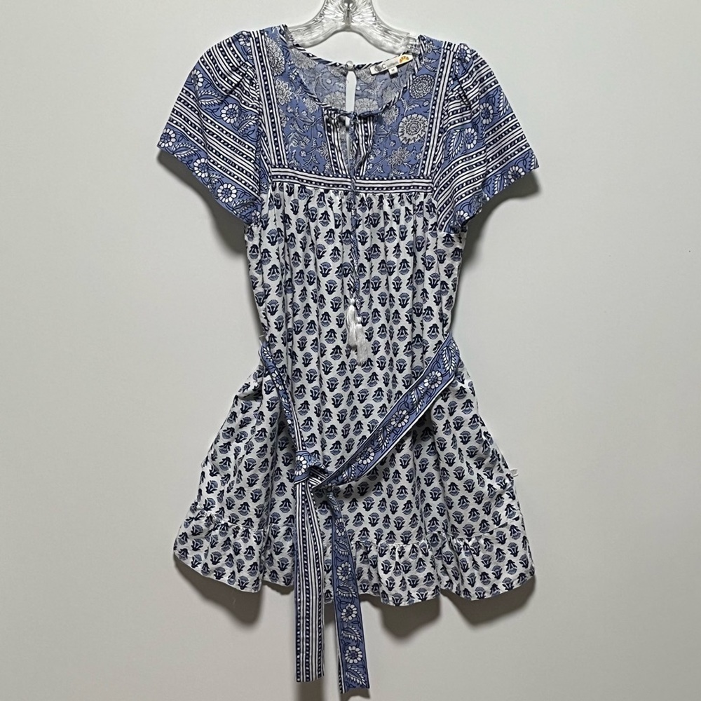 C&C CALIFORNIA BLUE WHITE FLORAL TASSEL NECK LINEN RUFFLE
HEM short sleeve DRESS